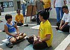 Published on 9/13/2000 On September 10, about twenty Falun Dafa practitioners from Princeton, East Brunswick, Millburn, and Edison New Jersey State held a one-day Falun Dafa promotional activity at the Dunellen Fair. 