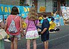 Published on 9/13/2000 On September 10, about twenty Falun Dafa practitioners from Princeton, East Brunswick, Millburn, and Edison New Jersey State held a one-day Falun Dafa promotional activity at the Dunellen Fair. 