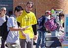Published on 9/18/2000 九月中的两天，明州的学员利用大学开学机会向广大美国人民和入学新生洪法。这此活动共进行两天。学员利用这个机会向世人说明修炼法轮大法的益处。