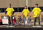 Published on 9/18/2000 九月中的两天，明州的学员利用大学开学机会向广大美国人民和入学新生洪法。这此活动共进行两天。学员利用这个机会向世人说明修炼法轮大法的益处。