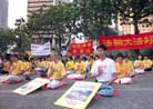 Published on 3/22/2002 Hong Kong Falun Gong Practitioners Hold Appeal in Chater Garden