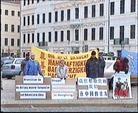 Published on 12/16/2002 图片报导：德国德累斯顿举行营救亲友和反对香港23条立法游行
