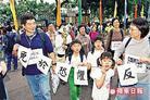 Published on 12/17/2002 媒体综合报道：成千上万人抗议香港立法（图）

