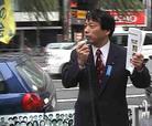 Published on 12/17/2002 东京都议会议员参加在银座的容子救援征签活动(图)
