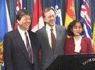 Published on 2/27/2002 渥太华国会：林慎立先生在考特勒议员等的帮助下与妻子李进宇女士重新团圆。