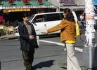 Published on 3/18/2003 图片报导：纽约学员在中国城征集签名　呼吁营救美国公民查尔斯-李
