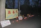 Published on 4/16/2003 丹麦大法弟子在中国使馆前发正念，支持对江××的正义起诉（图）
