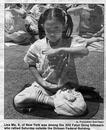 Published on 6/28/2001 300名法轮功成员中的丽莎.马，8岁，来自纽约，在市政联邦大楼前