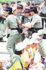 Published on 8/27/2001 世界日报：香港首次拘捕和平示威法轮功学员

