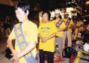 Published on 8/26/2001 十名在中联办正门外静坐绝食抗议的法轮功学员，在约八十名警员严密监视下，被强行抬走带往警署