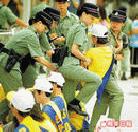 Published on 8/26/2001 警员抬走在中联办外练功示威的法轮功学员