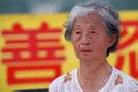 Published on 8/10/2001 来自加州圣加伯利(San Gabriel)的80岁的马春埔(音译)在集会上发言。春埔称赞法轮功从疾患中挽救了她。她说她因为拒绝停止公开炼功而在北京被关押了三天