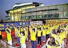Published on 10/2/2000 苹果日报：香港法轮学员会展练功抗议