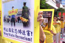 Published on 10/28/2001 路透社图片新闻：法轮功学员在香港举行抗议活动