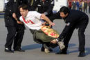 Published on 11/20/2001 每日新闻图片报道之二：加拿大青年遭中国警察暴力拘捕