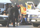Published on 11/21/2001 其间一名外籍男子被三名公安抬走时曾作出反抗。中国政府昨晚宣布驱逐该批外籍人士离境