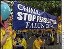 Published on 3/19/2001 CNN报导，法轮功抗议香港的反“X教”展览
