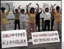 Published on 4/25/2001 CNN：香港法轮功修炼者计划周年纪念日举行集会
