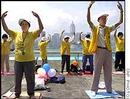 Published on 5/14/2001 图片说明：法轮功创立九周年纪念活动的组织者们为香港不断增加的出席人数而高兴。