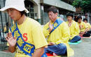 Published on 9/3/2001 美联社图片：法轮功成员在香港中联办外静坐进入第九日
