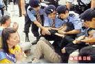 Published on 3/15/2002 一名瑞士籍法轮功学员Erich Bachmann被警方强行拉上警车后，仍然在车上大喊香港支持中国政府迫害宗教。(区民杰摄)