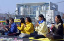 Published on 4/11/2002 美联社图片报导：法轮功团体成员在总统府外抗议
