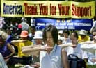 Published on 7/25/2002 路透社图片报导：法轮功学员在国会山前抗议在中国的镇压