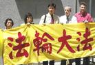 Published on 8/17/2002 路透社：法轮功学员可能起诉江和香港警察(图)
