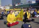 Published on 4/9/2002 On the morning of April 8, 2002, the day Jiang arrived in Germany, over 400 Falun Gong practitioners from over 20 countries and districts including Germany, UK, France, Sweden, Switzerland, Russia, the Netherlands, Italy, Ireland, Belgium, Denmark, Finland, Norway, Czechoslovakia, United States, Canada, Japan, Australia, Taiwan and Hong Kong gathered in Alexanderplatz in Berlin and held a large press conference for the public and the media. They called on the international community to take actions to stop the Jiang regime’s persecution against Falun Gong practitioners.

