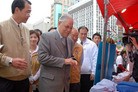 Published on 12/16/2007 法轮功,台湾前总统李登辉签名支持人权圣火（图）