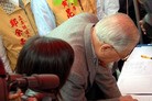 Published on 12/16/2007 法轮功,台湾前总统李登辉签名支持人权圣火（图）