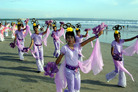 Published on 5/15/2008 在印尼巴里岛古搭海岸庆祝法轮大法日（图）