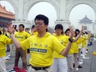 Published on 7/30/2009 法轮大法明慧网 - 门里门外叹磋跎（图）