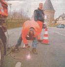 Published on 4/23/2002 德国戈斯拉奇观：路上的井盖被焊死
