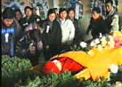 Published on 12/16/2000 At 2:30PM, the funeral for Falun Dafa practitioner Zhao Xin, a 32-year-old female teacher of Beijing University of Business and Industry, was held in the 3rd condolence room at the Babaoshan Cemetery in Beijing.


