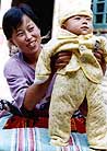Published on 4/3/2001 女，30岁左右，烟台栖霞人。99年7.20后她怀着身孕毅然8次去北京上访，用自己的亲身体验去向政府说明真相