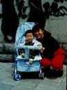 Published on 1/17/2000 法轮功,大法弟子梁业宁和两岁的儿子