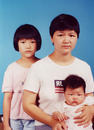 Published on 3/8/2002 吕柏凤与两名女儿合照