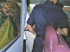 Published on 7/1/2002 29日58名台湾法轮功学员在香港机场被强行遣返（图）

