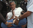 Published on 12/16/2005 中共指使泰国警察殴打拘押法轮功学员（图）