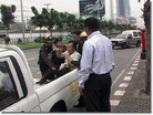 Published on 12/16/2005 中共指使泰国警察殴打拘押法轮功学员（图）