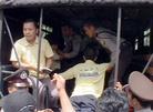 Published on 5/7/2005 		印尼警方再次粗暴阻挠法轮功学员和平请愿（图）
