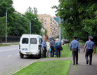 Published on 7/4/2006 俄罗斯警察非法拘留在中使馆前抗议的法轮功学员（图）
