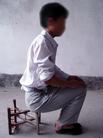 Published on 10/1/2004 山东潍坊劳教所迫害法轮功学员酷刑图示---将马札子竖放，逼迫大法学员伸直腰坐在上面，长时间不许动，不许说话。