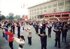 Published on 1/29/2005 		历史图片：1998年北京两个千人炼功点的晨炼场面
