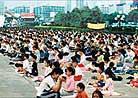 Published on 1998 李洪志师父在广州共举办过五期法轮功传授班。法轮功修炼者遍布广东省每一个城镇和乡村。大家经常自发地聚集在一起炼功，学员们称之为“大炼功”. <br>中国，广州