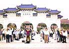 Published on 3/17/2003 Falun Dafa practitioners in Taiwan perform group practice at Zhongzheng Memorial while introducing Dafa to the public.