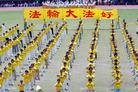 Published on 8/19/2004 On June 12, 2004, more than a thousand Falun Gong practitioners in Taipei participated in the exercise performance in front of the Chung Cheng Memorial Hall.

