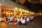 香港法轮功学员在遮打花园举行烛光守夜悼念被迫害致死的同修 ，图为学员集体发正念  香港 2002-10