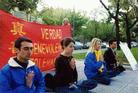 西班牙法轮功学员在中使馆前呼吁中国政府立即停止对法轮功的迫害 图为学员在发正念  西班牙 2003-4